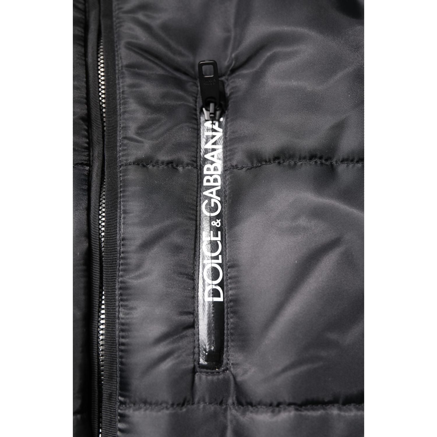 Front view with bag zipped and handles upright.