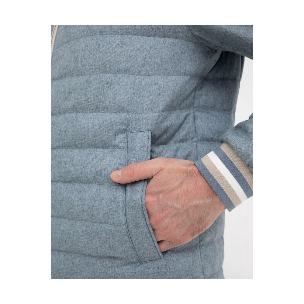 Front view with bag zipped and handles upright.