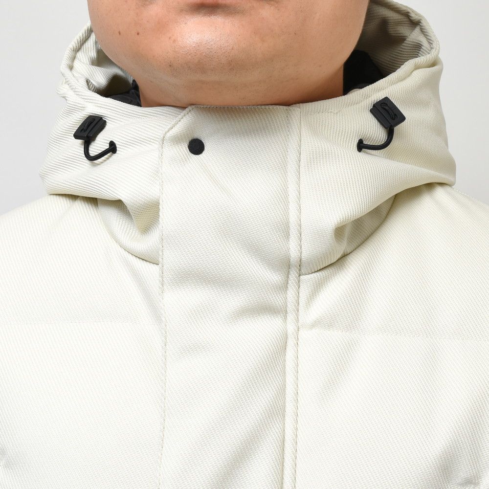 Front view with bag zipped and handles upright.