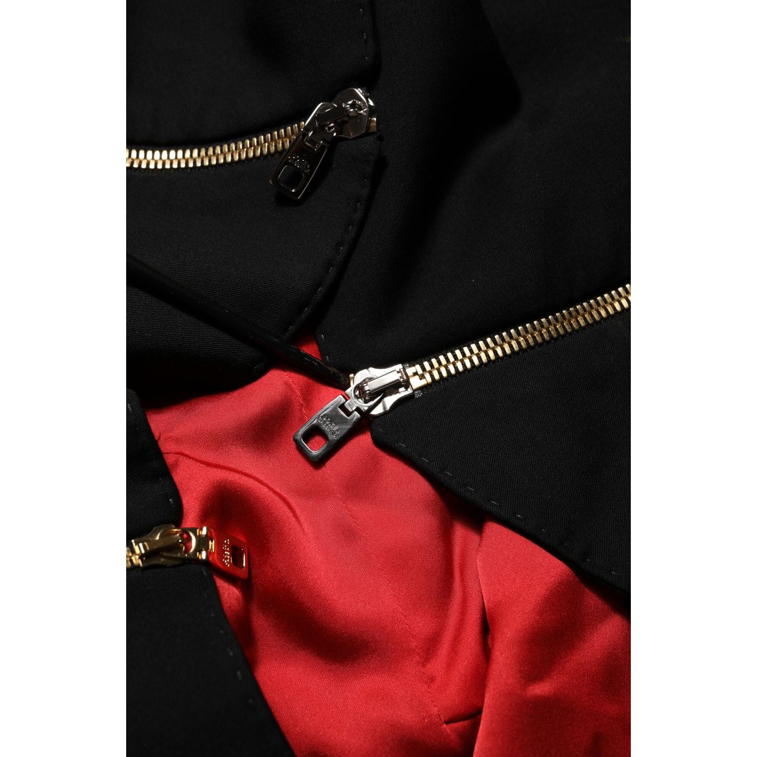 Front view with bag zipped and handles upright.