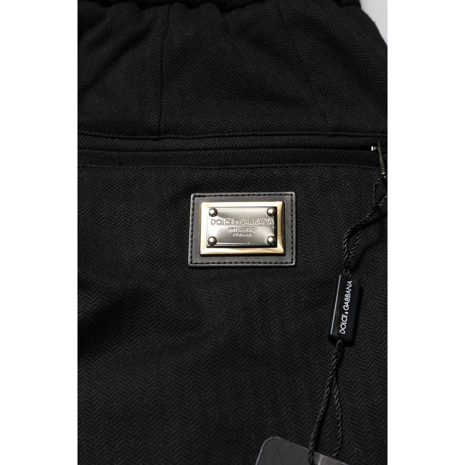 Front view with bag zipped and handles upright.