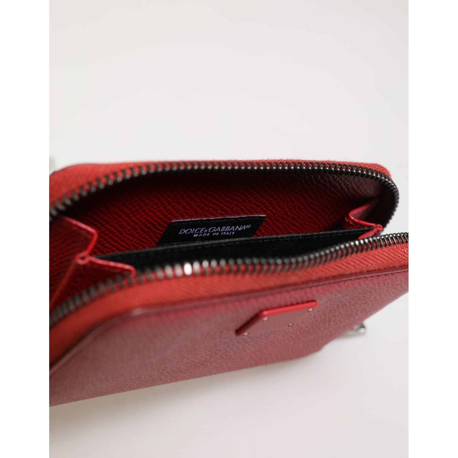 Front view with bag zipped and handles upright.