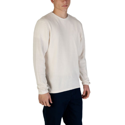 Man wearing a Jack Jones White Cotton Sweatshirt, featuring a classic crew neck and fine knit texture suitable for all occasions.
