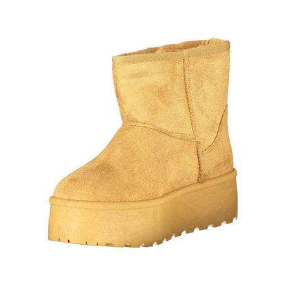 A stylish beige suede platform boot with a thick sole, featuring a contemporary design and casual elegance for any fashion-forward wardrobe.