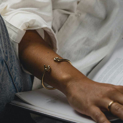 Close-up of woman wearing AN JEWELS JEWELRY Mod. AL.BAW03Y bracelet while reading a book