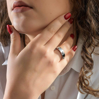 Woman wearing AN JEWELS JEWELRY Mod. AL.RWH01SC-9 silver ring, showcasing elegant design with black accents.