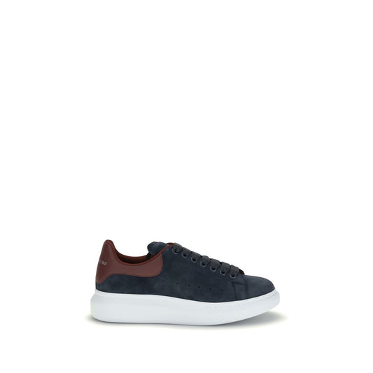 Alexander McQueen Oversize Sneaker in blue-grey suede with burgundy heel and thick rubber sole, AW25 collection, made in Italy.