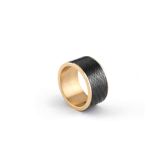 GUESS JEWELS JEWELRY Mod. JUMR03226JWYGBK66 gold and black patterned ring.