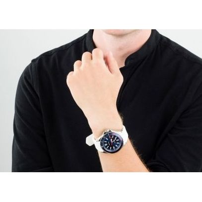 Gent wearing NAUTICA Mod. NAPCPS902 Quartz Analog watch with multifunction features and 10 ATM water resistance, in official packaging.