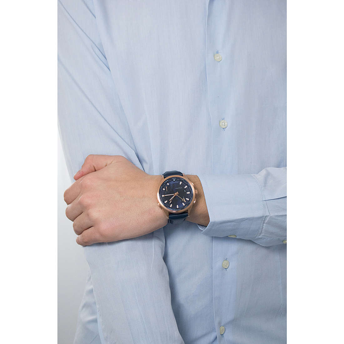 Gent's wrist wearing NAUTICA Mod. NAPSHG002, quartz analog watch with 44mm case and mineral dial. Water resistant to 10 ATM.