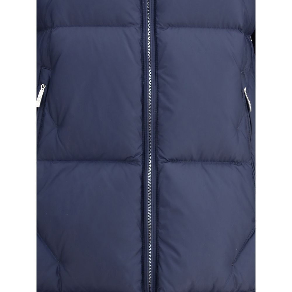 Front view with bag zipped and handles upright.