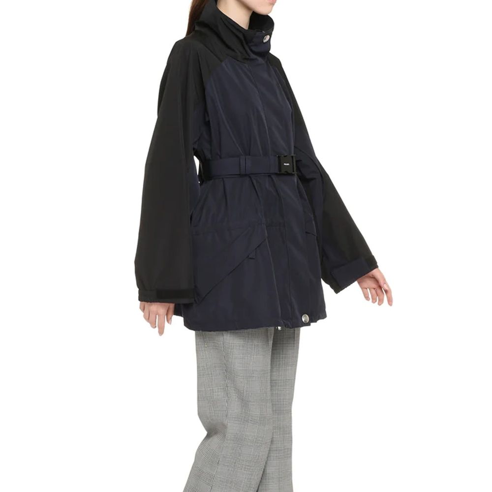 Front view with bag zipped and handles upright.
