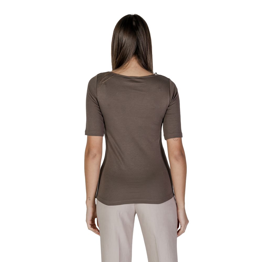Front view with bag zipped and handles upright.
