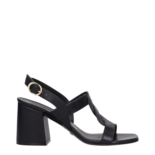 Stuart Weitzman Black Leather Platform Sandals with buckle closure, open toe, mid heels, leather sole, heel height 7.5 cm.
