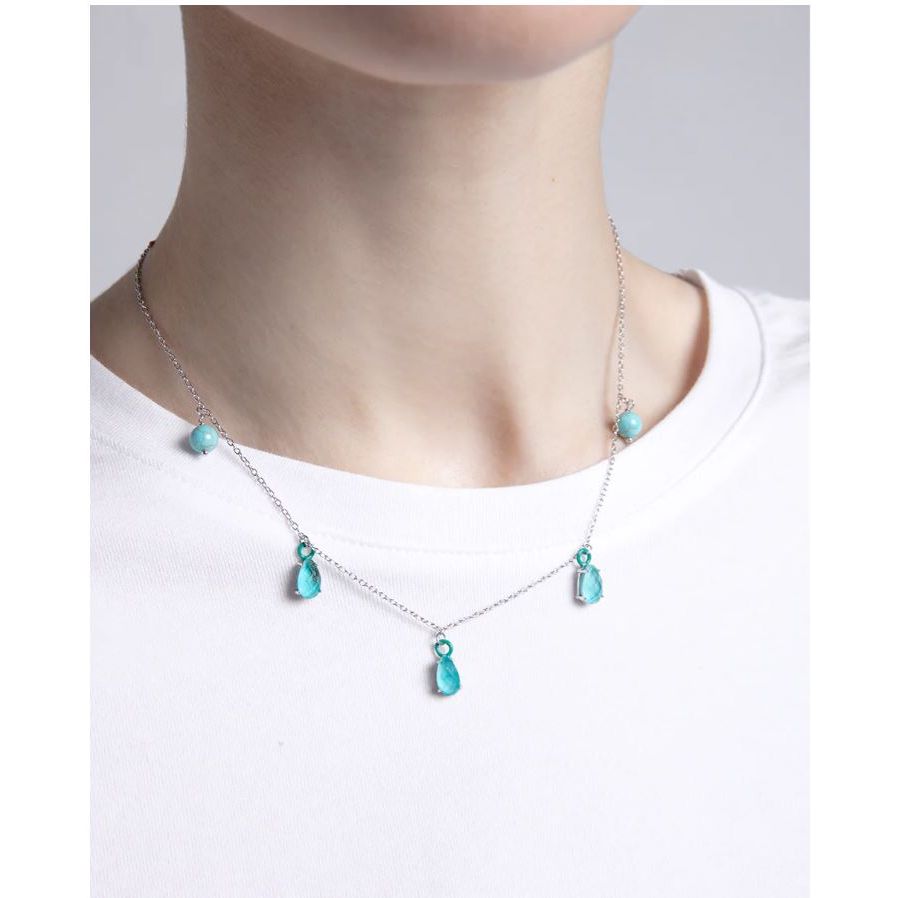 A model wearing VICEROY JEWELS Mod. 13197C000-93 necklace with turquoise drops on a silver chain, ideal for ladies. Elegant fashion accessory.