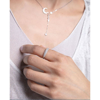 Elegant lady wearing VICEROY JEWELS Mod. 9125A018-30 ring and silver necklace, showcasing the jewelry's design and style.